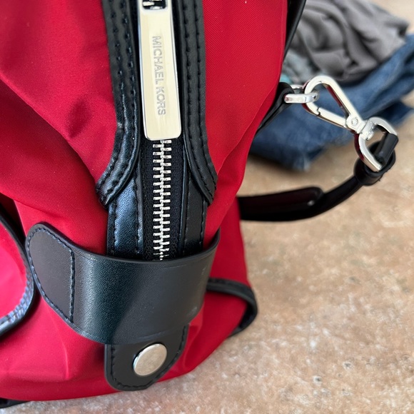 MICHAEL KORS Duffle Bag & a “FREEBIE” 🔥 MK card holder ❤️ - Picture 4 of 14